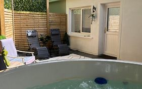 Seid Bo - Sleeps 6 -Private 6 Person Wood Burning Hottub